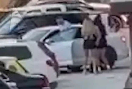 VIDEO: Sherr i ashpër në Prishtinë – dy vajza godasin veturën, pronari reagon ashpër