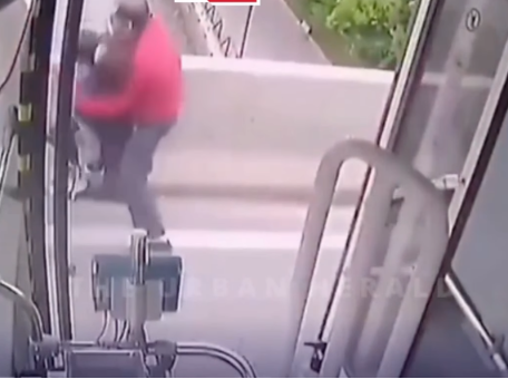 Moment rrëqethes në urë – shoferi i autobusit shpëton një nënë të hidhet me fëmijën nga ura!