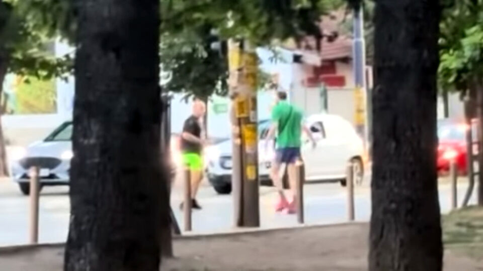 (VIDEO) Influencues të njohur përfshihen në një përleshje në mes të rrugës – grushtet fluturonin para syve të kalimtarëve