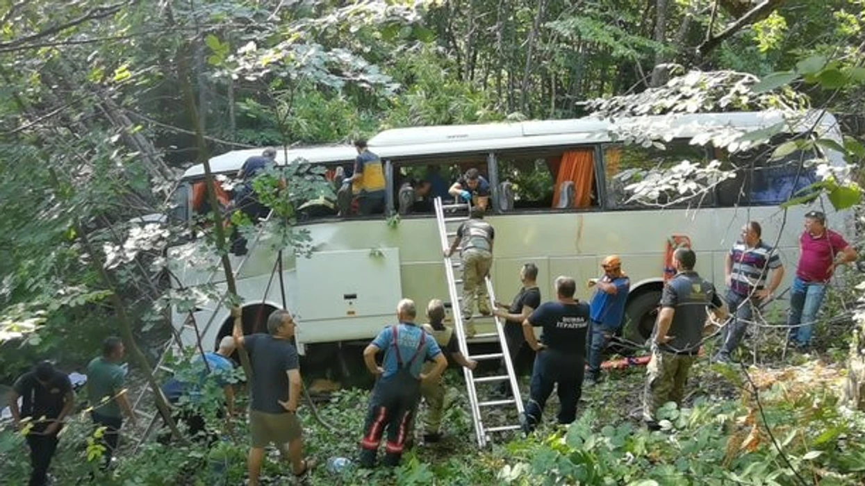 TRAGJEDI E RËNDË që tronditi botën: Autobusi i shkollës doli nga rruga, humbin jetën 20 fëmijë dhe shum të lënduar