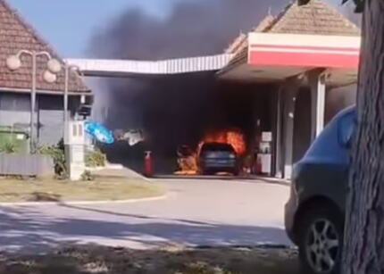 SEKONDA NGA NJË TRAGJEDI E MADHE! Makina përfshihet nga flakët në një pikë karburanti – nëna dhe fëmija shpëtohen në çastet e fundit (VIDEO)