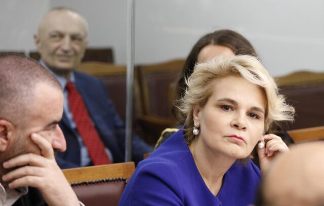 “Zarf i zi” për SPAK-un! Monika Kryemadhi sfidon Altin Dumanin me 4 pyetje