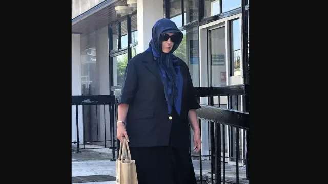 Наставничка обвинета дека со години злоупотребувала ученик – сестра му ги затекнала заедно под прекривките