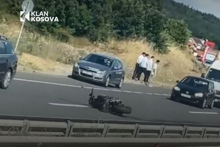 Tragjedi në magjistralen Prishtinë–Pejë! – Humb jetën një motorist 19 vjeçarë