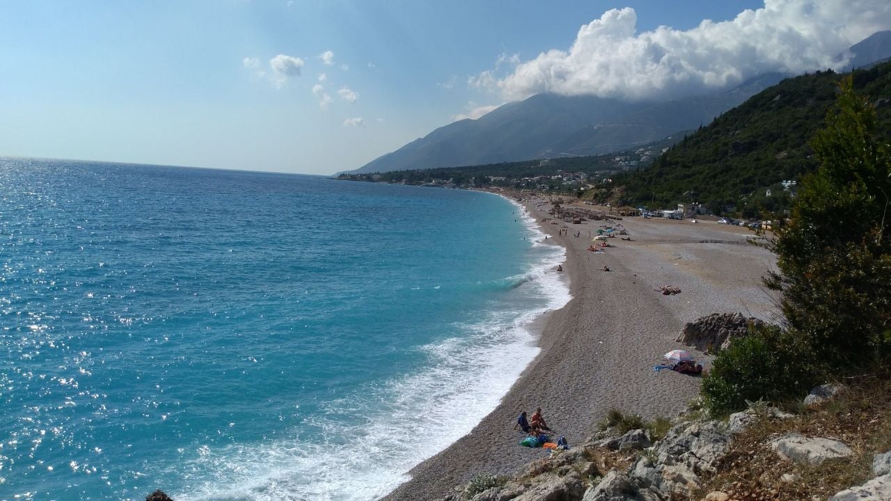 Tragjedi në Vlorë: Humb jetën një turiste finlandeze pas një zhytjeje në Radhimë