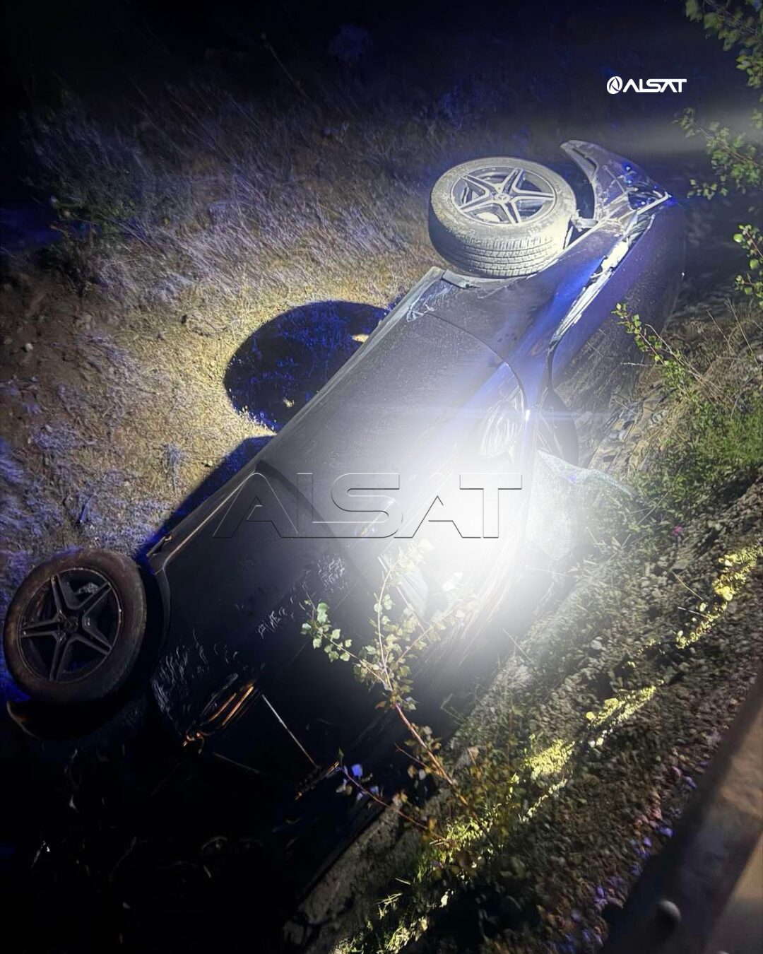Automjeti me tre personat që humbën jetën është gjetur i përmbysur