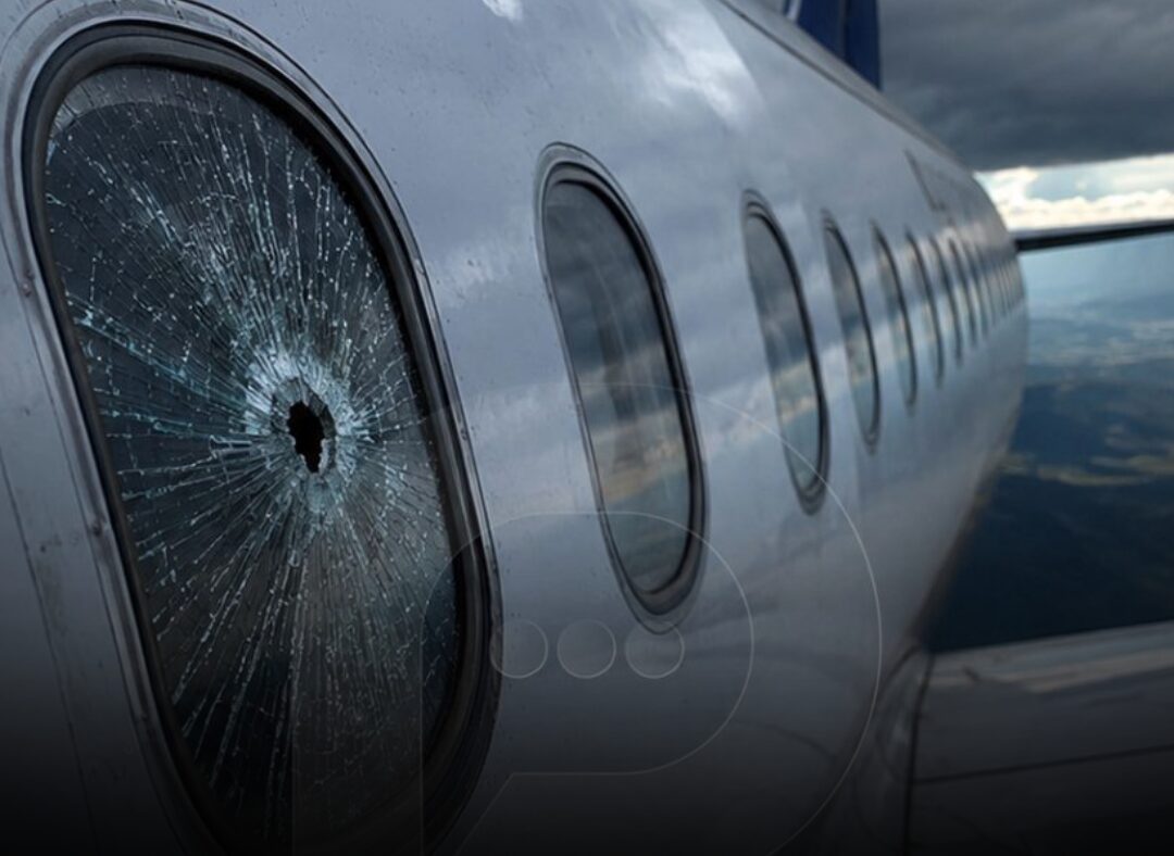 Panik në fluturimin drejt Gjermanisë! Copat e motorit thyejnë dritaren e avionit