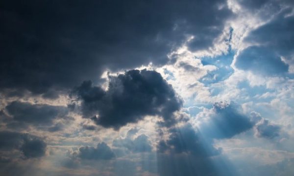 🌡️ Mos bëni plane pa parë këtë! Moti i fundjavës vjen me ndryshime