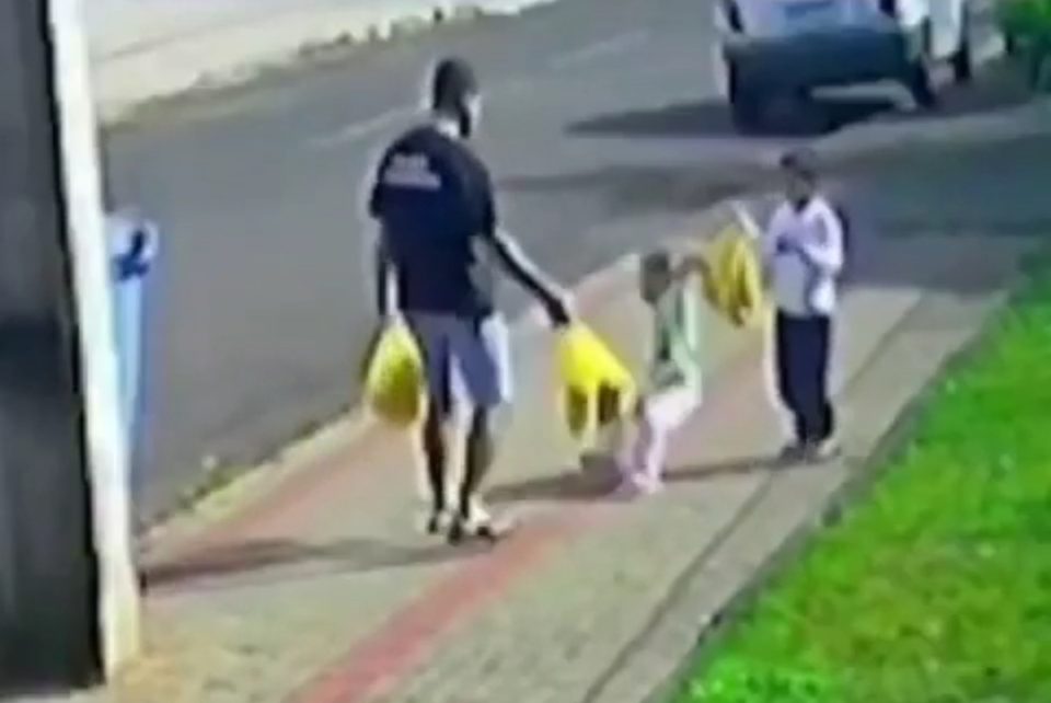 Video tronditëse: Babai e godet me shkelm në fytyrë vajzën e tij trevjeçare (VIDEO)