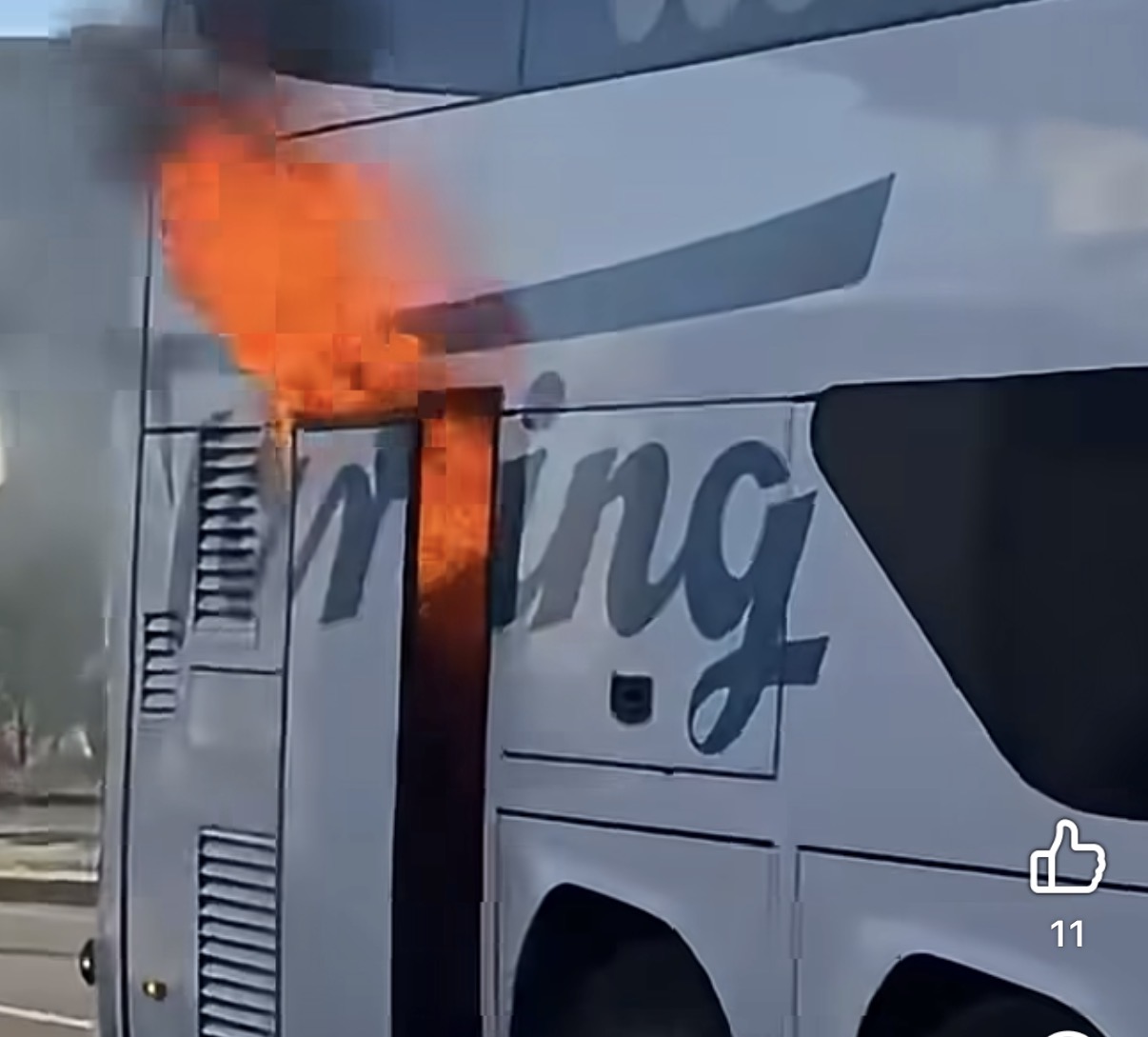 Lajmi Fundit – Pamje një Autobus përfshihet nga flakët