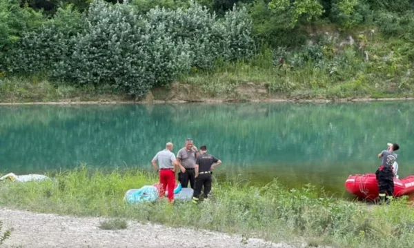 U hodh në lumë për të shpëtuar të birin – fund tragjik për 38-vjeçarin në Itali