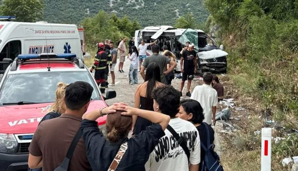 KA TË V.DEKUR, 17 PERSONA JANË TË LËNDUAR: Aksident i rëndë rreth orës 14:00, kur një furgon pasagjerësh doli nga rruga