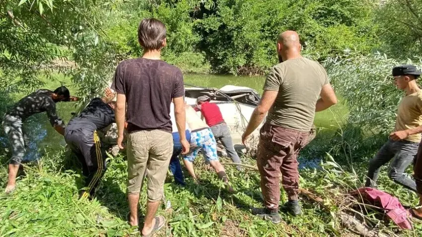 Најмалку 24 загинати во тешка автобуска несреќа, меѓу жртвите 22 ученици.Трагедија во Уганда