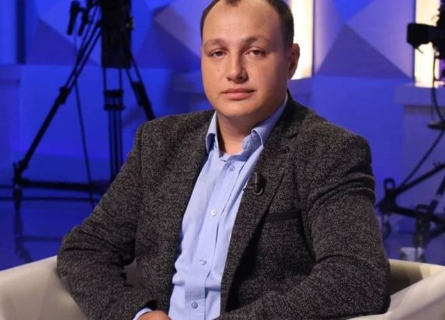 Aksident i rëndë në Zvërnec, humb jetën gazetari Enrik Mehmeti pas përmbysjes së automjetit