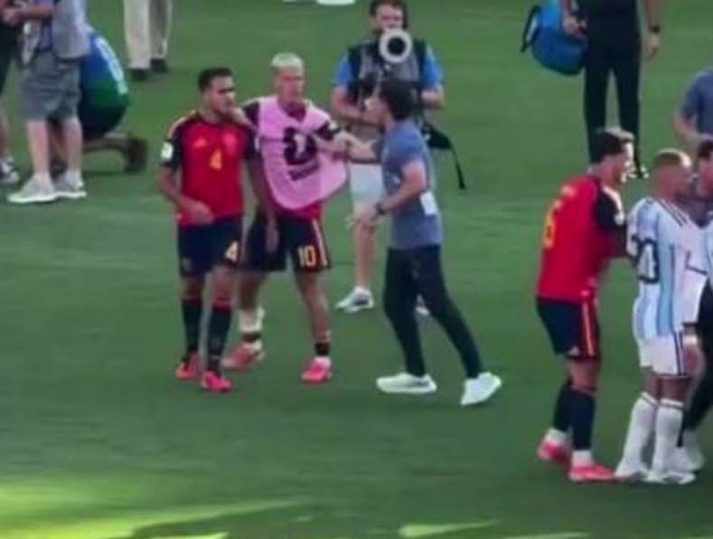 Skandal pas ndeshjes! Dalin pamjet kur Dani Olmo grushtohet nga legjenda e Argjentinës