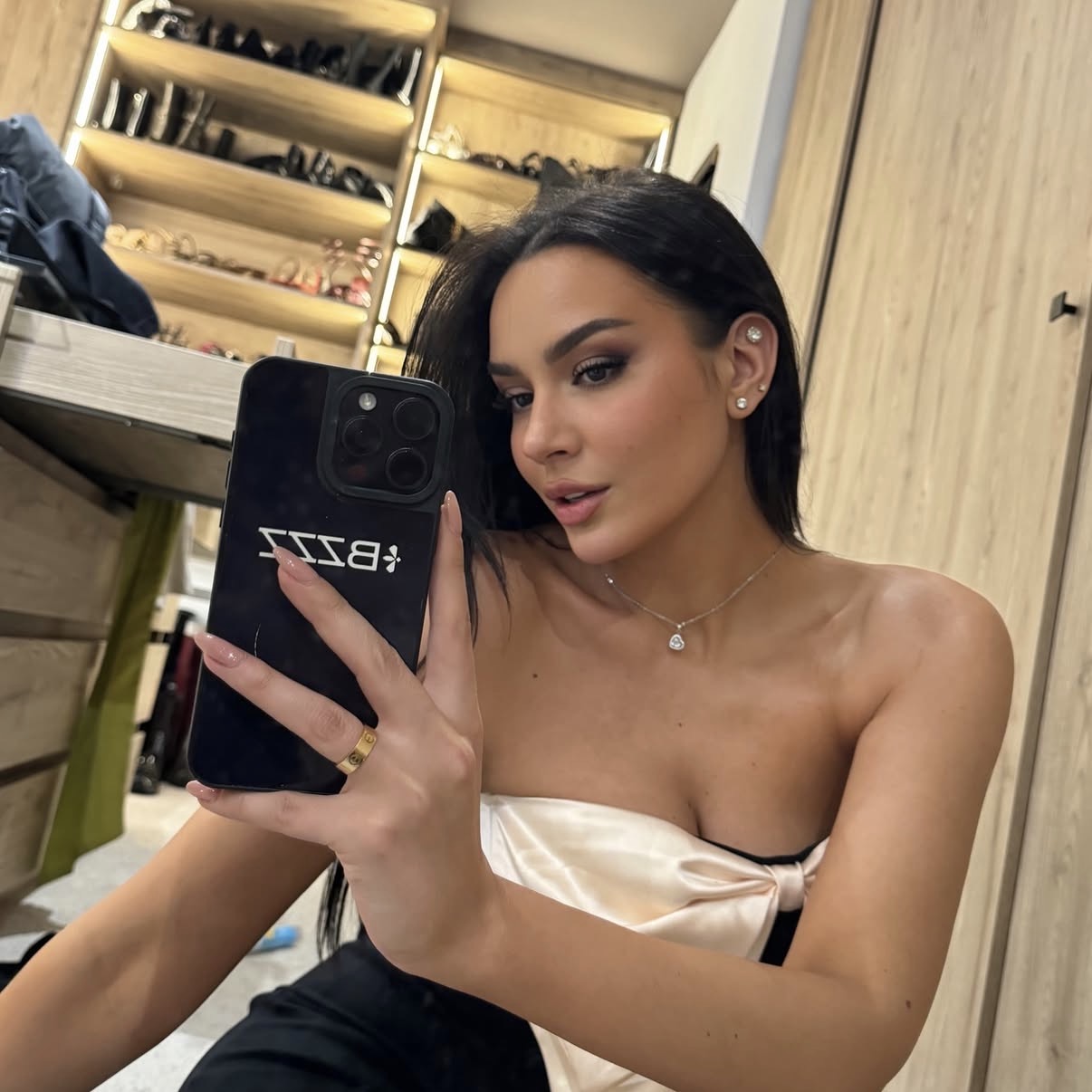 Bora Zemani “trazon” rrjetin me fotot në bikini
