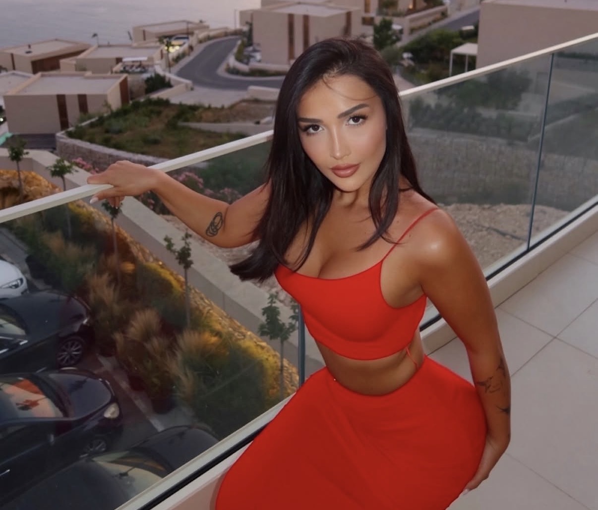 E veshur me bikini të verdha, Xheneta ekspozon gjoksin e saj