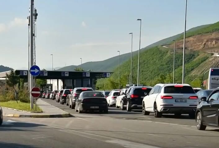 Shtohet fluksi i mërgimtarëve, pritje deri në 40 minuta për të hyrë në Kosovë