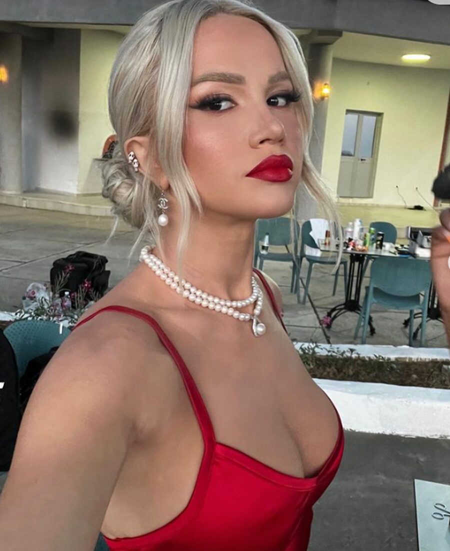 Sara Kolami shfaq linjat në bikini, fansat mbeten pa fjalë