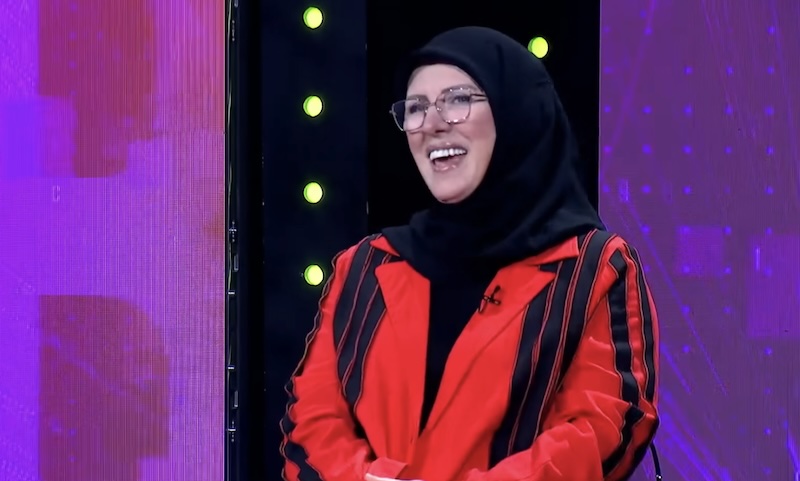Ikballe Huduti heq mbulesën në mes të emisionit