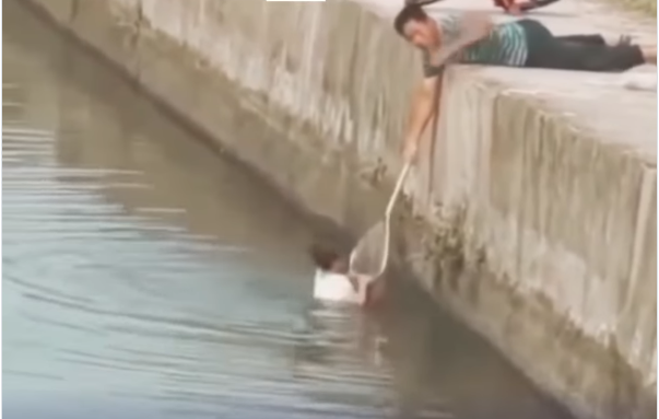 Momenti kur një burrë bëhet hero duke ia shpëtuar jetën një fëmijës