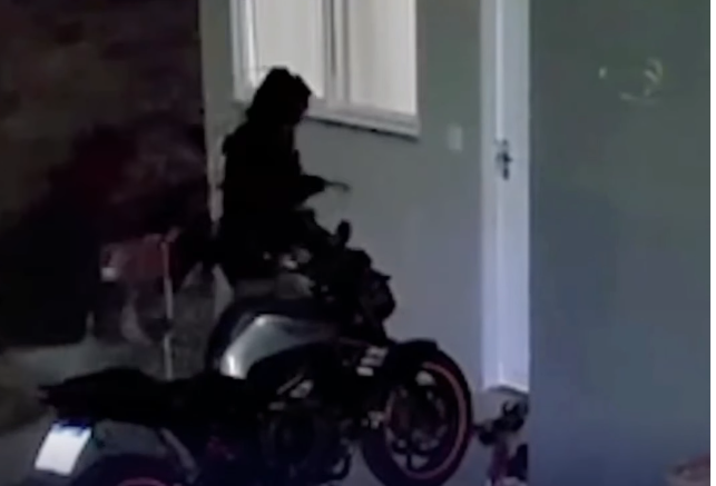 Pamje dramatike: Hajduti qëllohet sapo hapet dera e shtëpisë (VIDEO)