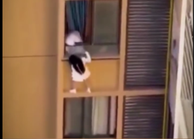 VIDEO TRONDITESE – Dashnorja varet nga ballkoni i katit te 13-te qe te shpetoje nga gruaja qe u kthye papritur