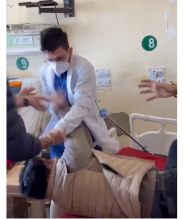 Pamje tronditëse – Doktori rrihet me grushta me pacientin (VIDEO)