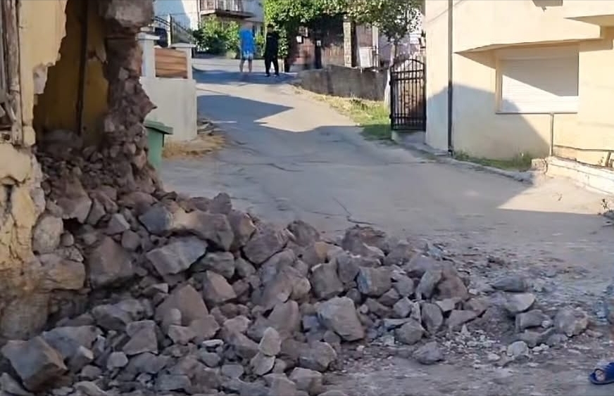 Tension në Shtip: Ekskavatori shemb pjesë të shtëpisë ndërsa familja po flinte