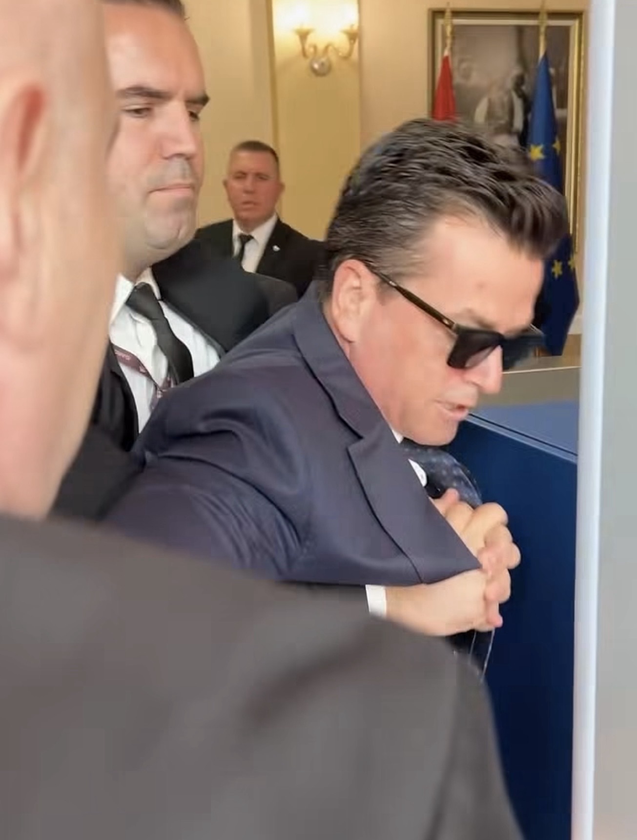 Dalin pamjet, deputeti tërhiqet zvarrë nga Garda brenda Kuvendit (VIDEO)