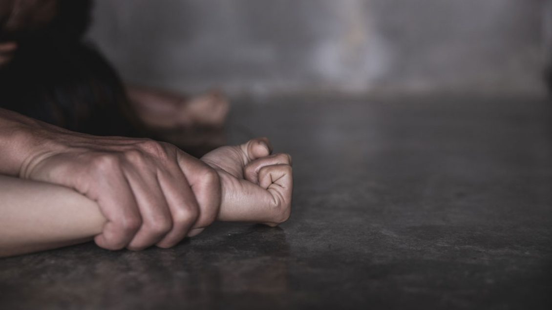 Detaje tronditëse: Identifikohet 63-vjeçari i dyshuar për dhunim të bashkëshortes
