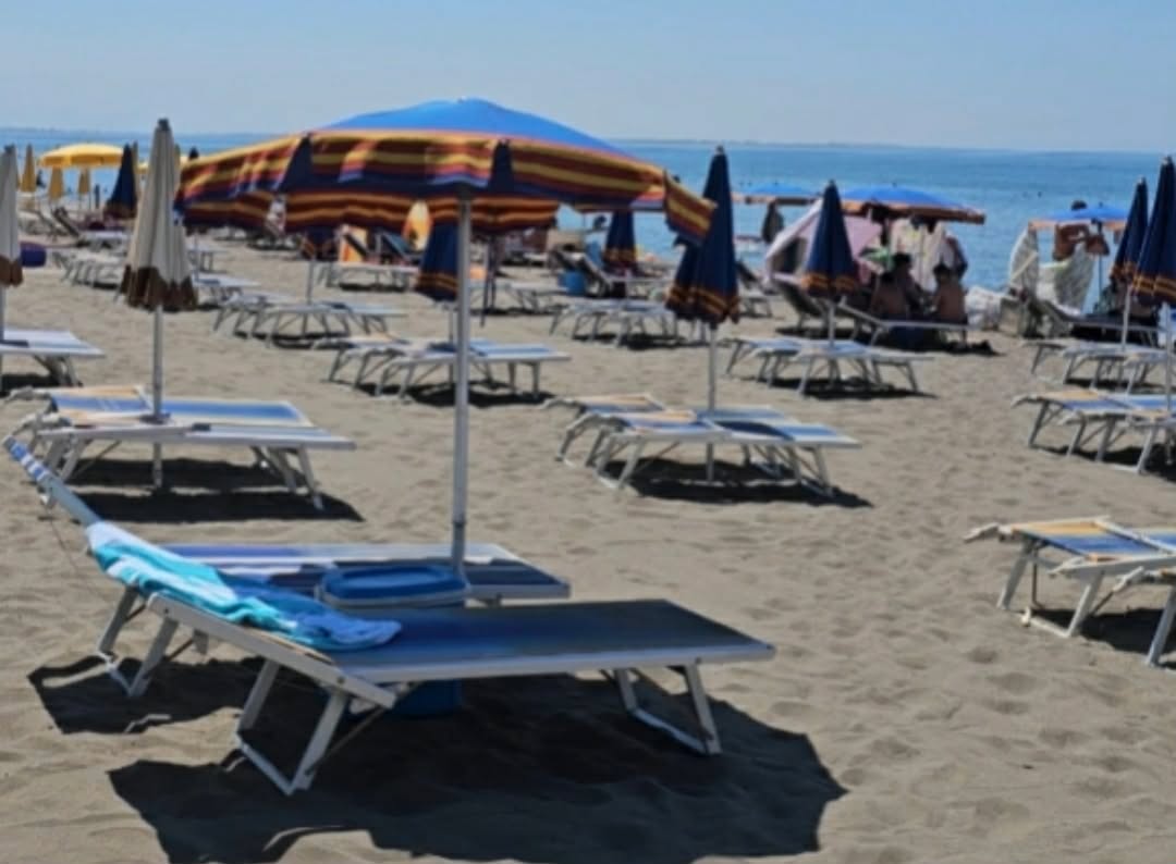 Publikohen çmimet zyrtare të çadrave në plazhet e Shqipërisë – Ja ku të denonconi abuzimet