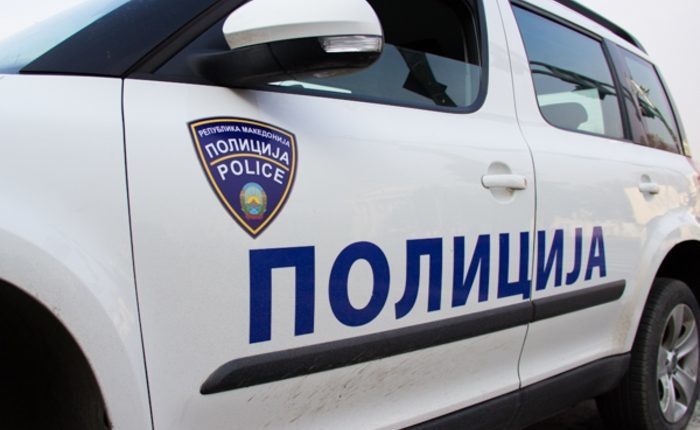 Tension në Gostivar: Një 33-vjeçar gjendet i lënduar në rrugë, policia heton rastin