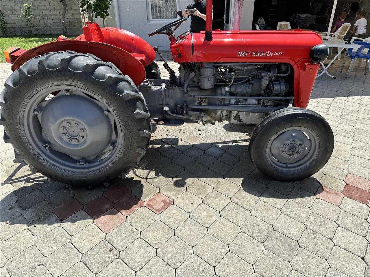 TRAGJEDI: Një 54 vjeçar e humb jetën në vend pasi u përmbys me traktor