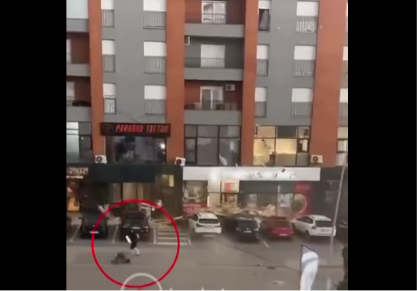 Momenti kur stuhia rrëzon për toke një qytetar në Suharekë